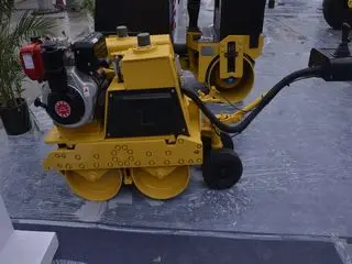 小型压路机高效压实，性能卓越操作便捷