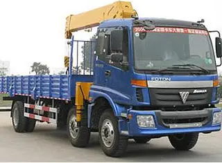 欧曼小三轴随车起重运输车起重机